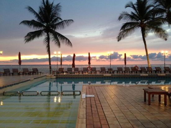 Piscine, coucher de soleil